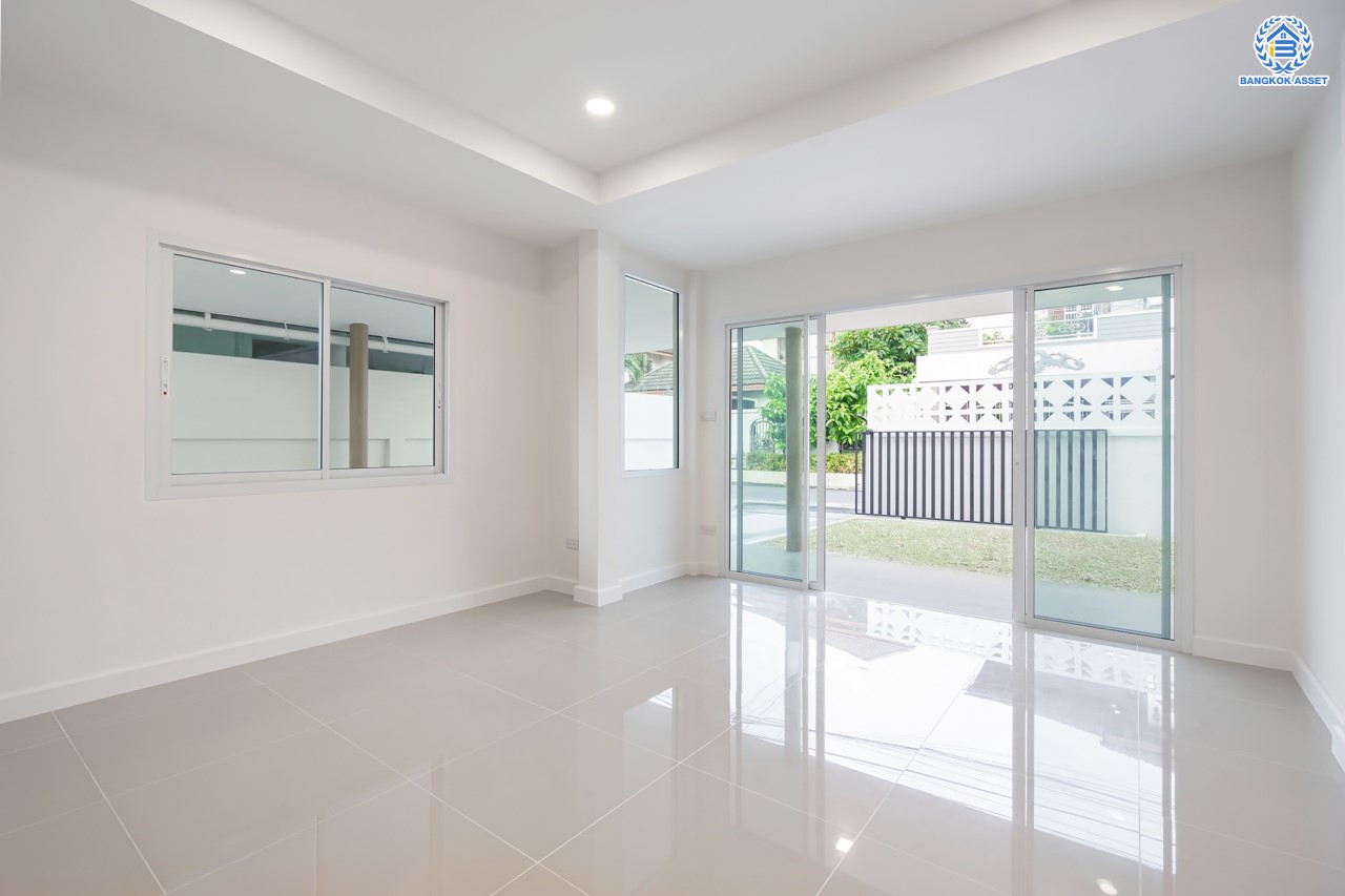 บ้านมือสองตกแต่งใหม่ หลักสี่แลนด์ ดอนเมือง บ้านแฝดหลังใหญ่ เนื้อที่ 35 ตร.ว. ฟังก์ชัน 3 ห้องนอน 2 ห้องน้ำจอดรถได้ 1 คัน บนทำเลดีที่สุด ใกล้สนามบินดอนเมือง ทางด่วน "ศรีสมาน" และรถไฟฟ้าสายสีแดง "สถานีการเคหะ"...